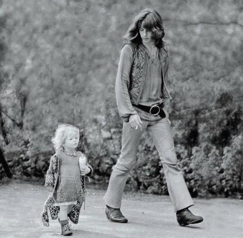 aiiaiiiyo:  Hippie dad walking with his daughter in Amsterdam | 1968. Photograph by Tony Riera. Check this blog!