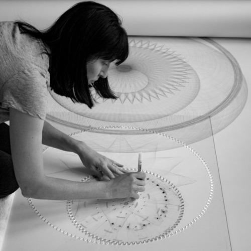 irakalan:  LARGE SCALE PARAMETRIC DRAWINGS BY MARY WAGNER artist statement: I make machines to help me make drawings… gears moving inside gears help guide my pen. My drawing process is fluid, and the individual curves are deceptively simple but the