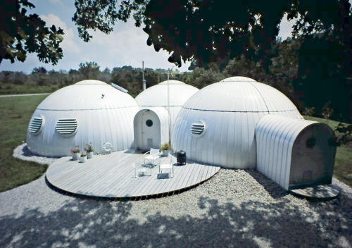 ofhouses:  1009. Michael Jantzen /// Dome Cluster House /// Bartelso,  Carlyle, Illinois, USA /// 1982OfHouses presents: The Show Must Go On, part III.  (Photos: © Michael Jantzen. Source: Popular Science 03/1982; Domus 633 11/1982.)