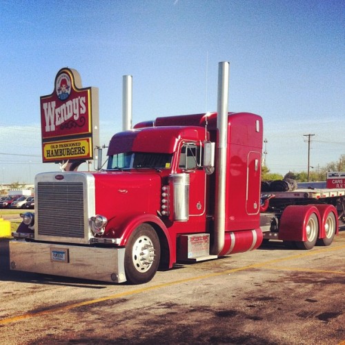 iambadluk:  Nice pete #peterbilt #largecar #stacks