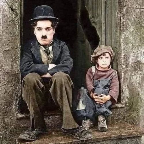 Charlie Chaplin ha vissuto 88 anni..ha lasciato detto questa grande eredità per vivere meglio nella vita 💙
(1) Niente dura per sempre in questo mondo, nemmeno i nostri problemi
(2) Mi piace camminare sotto la pioggia perché nessuno può vedere le mie...