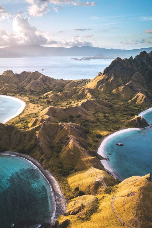 lsleofskye:The islands out in the Flores Sea are so incredibly unique | thismattexistsLocation: Komo