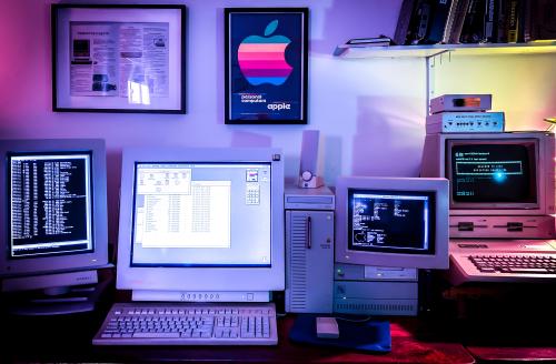 vaporwavecorp:macintosh quadra workstationSome days I want to make a serious cyberpunk blog. Other d