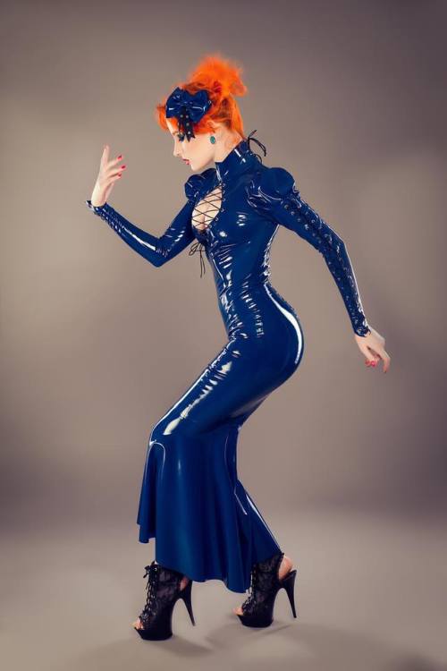 latexfashionetc:  Model: Ulorin Vex Photo: Idollphamine photographic studios Latex: Cathouse Clothin