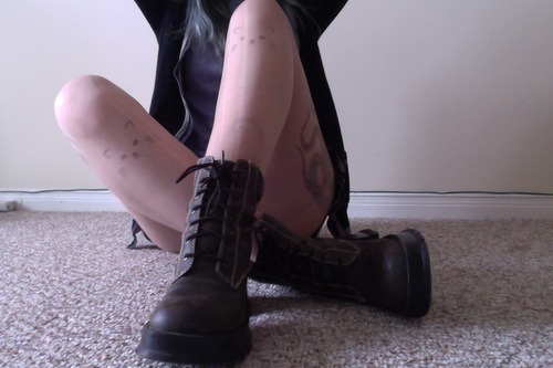 prince-floss:  pretty + pale blog ☹