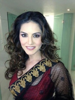 Nakedcelebz:  Desitweeters:  Sunny Leone  Sunny Leone