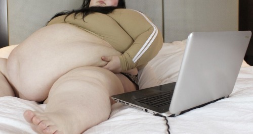 embrace-your-fatness:zane-grey: brendakthedonutgirl: iwantthemextrasoft:So fucking huge @bbwlunalove