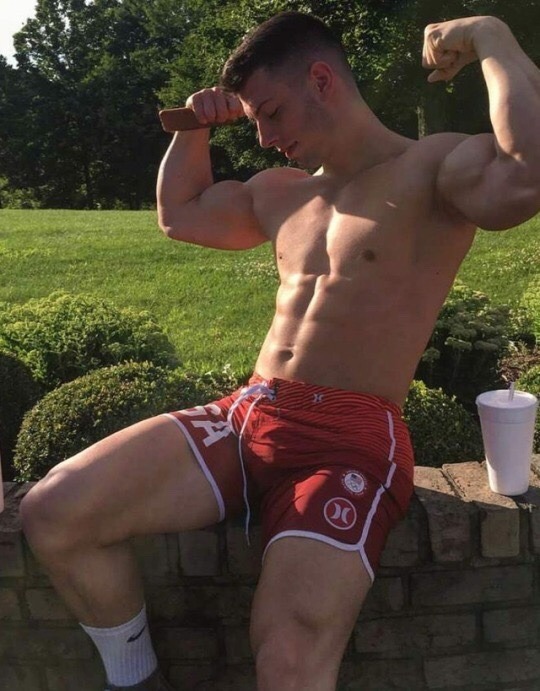 musclboy:  “Did you ever think I’d grow up this big, mom?” 😏