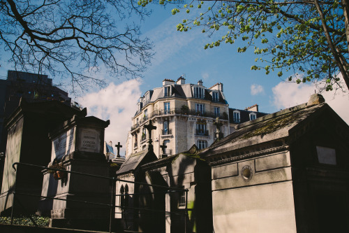 Le Cimetière du Père-Lachaise et le Cimetière de Montmartre.