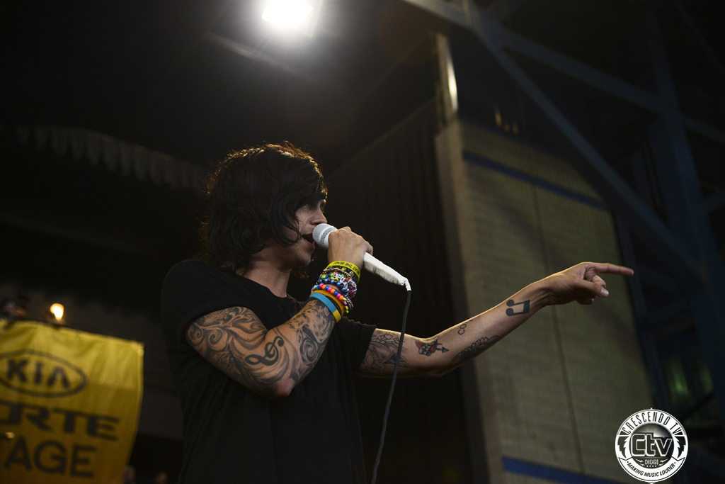 What’s Kellin pointing at!???