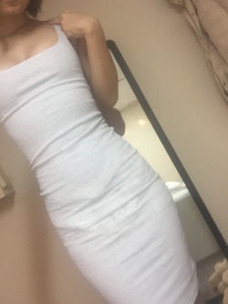 smalllittlething:  Trying to find a dress