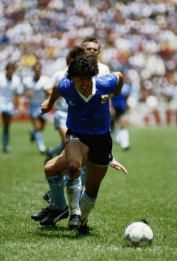 cronologiafutbolistica:  Diego Maradona en el Argentina-Inglaterra en 22 de Junio de 1986 en cuartos de final.