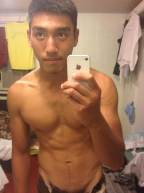 hsxiaoyu:  hbst:  Cute sporty guy!  Follow: http://hsxiaoyu.tumblr.com/ You can find more 