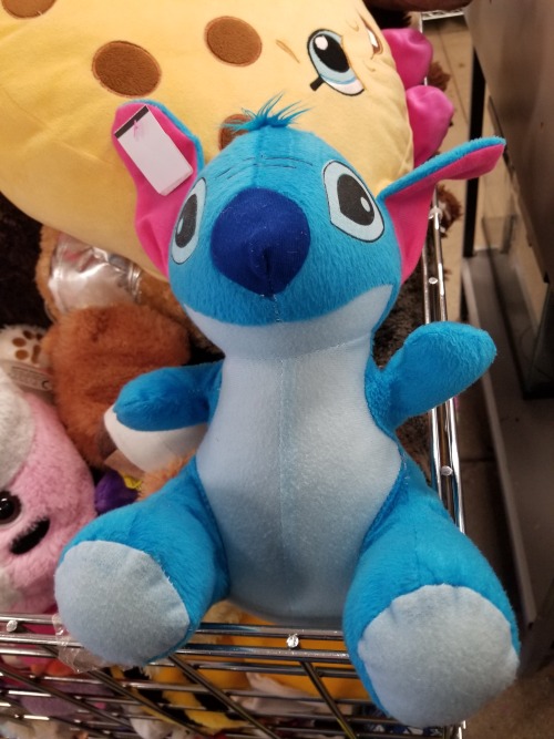 Saw this freaky bootleg(?) Stitch at Goodwill. It was priced really high so I didnt get it and also 