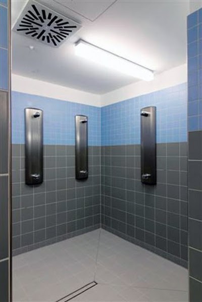 Beys’ shower room at Berlin Brandenburg International School.