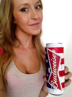 gingerbanks:  Reblog if you love beeeeeer and me ;)  Just finished one of these! I love Bud!!