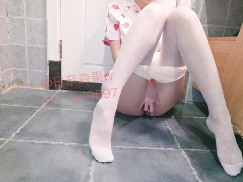 rinaisenguo: rinaisenguo: 草莓旗袍真好看~还有更多好看的图哦~想看的话记得加vx哦~ 转一下下哈哈，买图入会可以加微信哦~