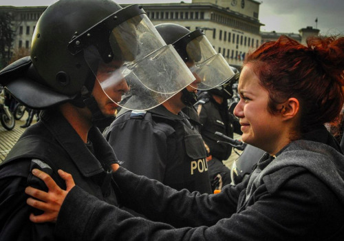 supalove:thinksquad:This girl was crying and begging the policeman not to hit her or any of her frie