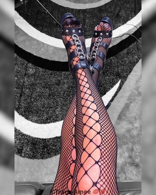 #sundayfunday #sundayvibes #fishnets #highheels #pleaserheels #pleasershoeshttps://www.instagram.c