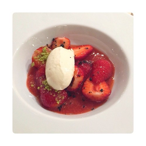 marinált eper rizsfagyival #marinated #strawberries #rice #icecream #dessert #desszert #mutimiteszel