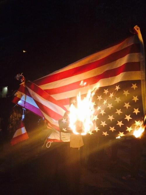 land-of-propaganda:BREAKING NEWSProtesters burn the American flag in honor of Mike Brown and VonDerr