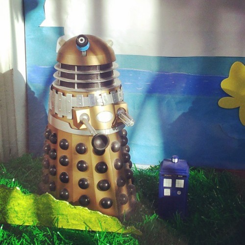 obeythedaleks:Awesome #DoctorWho window display randomly seen on California St. in #SanFrancisco, wi