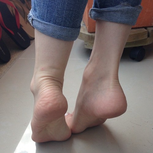 anaparejayepes:  Good Morning #FeetWorld 👣💋☀ #footworld #footfetish #footworship #footmodel 