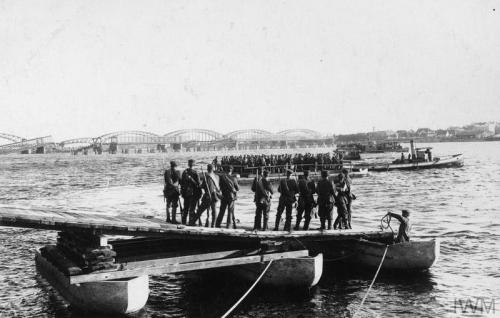 scrapironflotilla:scrapironflotilla:German troops crossing the River Dvina (Daugava) in Riga on raft