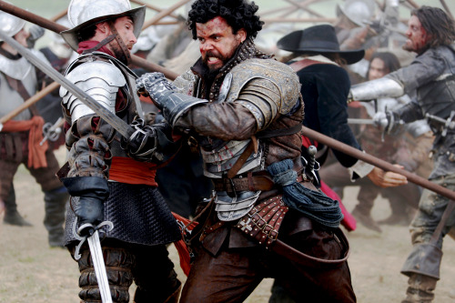 Porthos [plus Athos & D'artagnan] in The Musketeers 3x01[ x ]