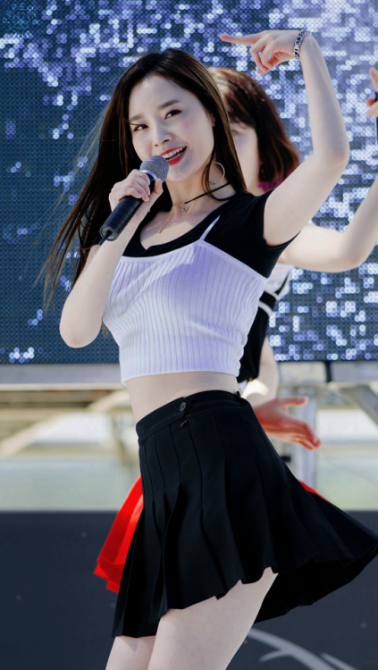 『WOOHEE』saved? reblog or like© fantaken owners