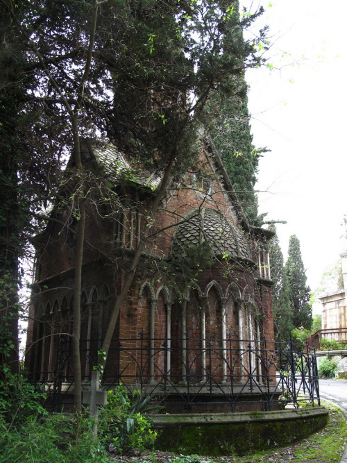 innerbohemienne:  Elaborate quarters ~ mausoleum in Staglieno Cemetery, Genoa, Italy 