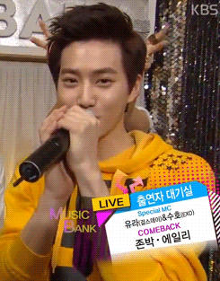 sayhunniee:  Ailee making bunny ears behind Suho 