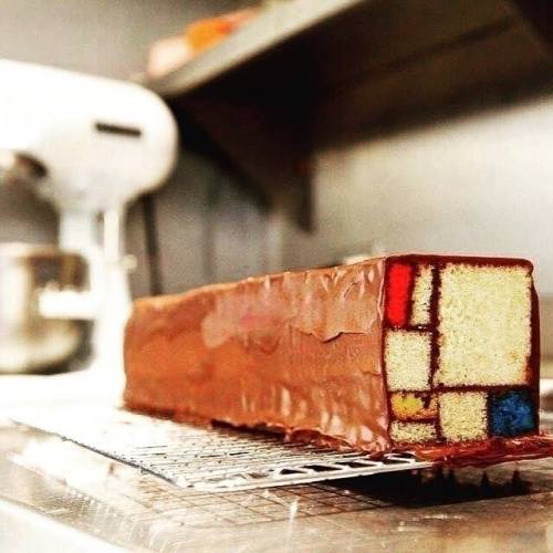 niklevantis:As if Mondrian was baking cakes.  “Modern Art Desserts” by pastry chef Caitlin Freemanwh