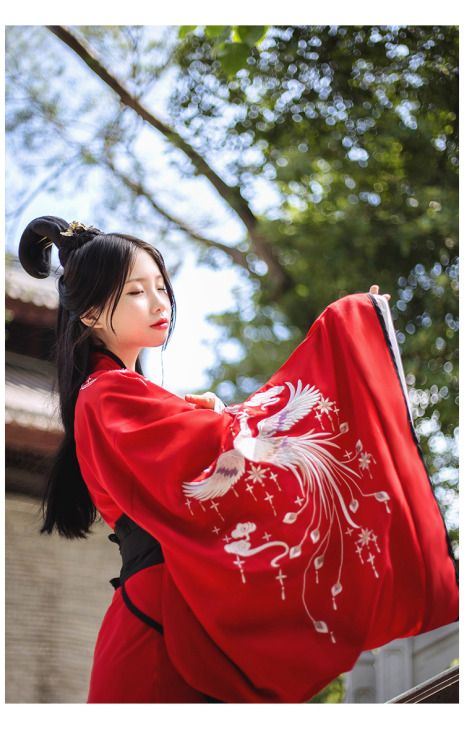 Traditional Chinese Hanfu - Type: Quju/曲裾 (curved-hem robe) with embroidered phoenixes from 汉尚华莲.