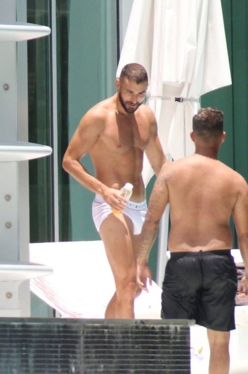 temporada-de-caza:    TEMPORADA-DE-CAZA: Hairy Men-Beard-Tattoo     Karim Benzema in undies!  