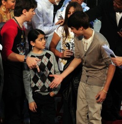 cumberwholock:  Michael Jackson’s son meeting Justin Bieber. I have no words to express my love for these photographs. Lmao. 