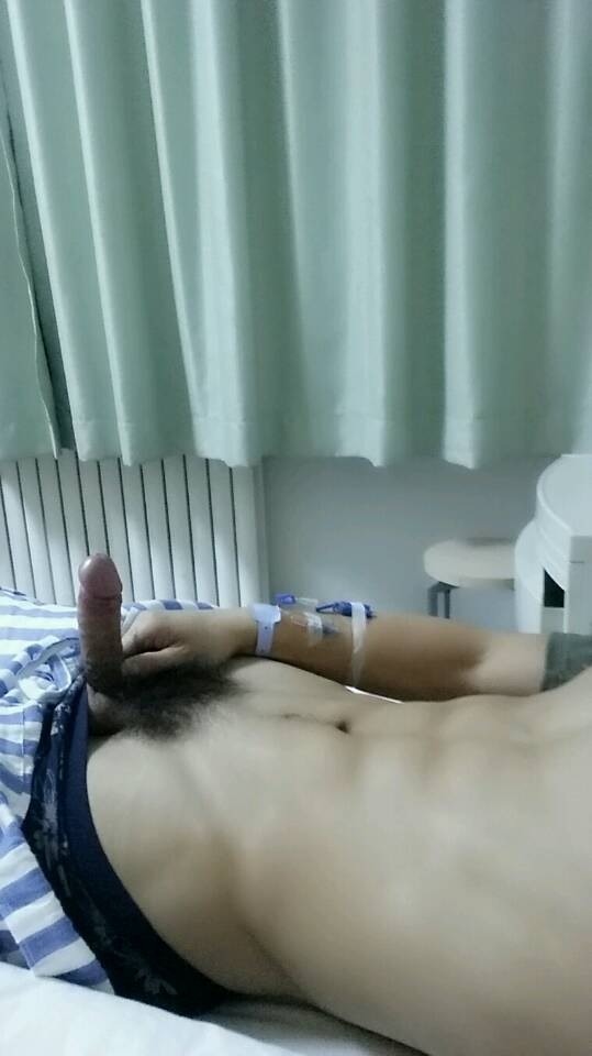 loveasianbears1069:  mega-aaaaaaa:  Soldiers recuperating in hospital[Straight] 在醫院休養的軍人[直男]