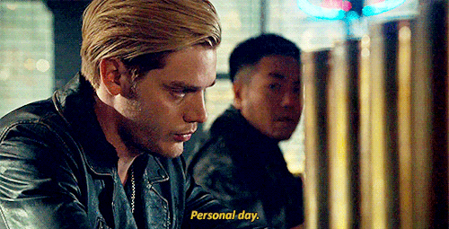 pottsbian:[Caption: three stacked gifs from Shadowhunters 3x05, of Simon approaching Jace at a bar. 