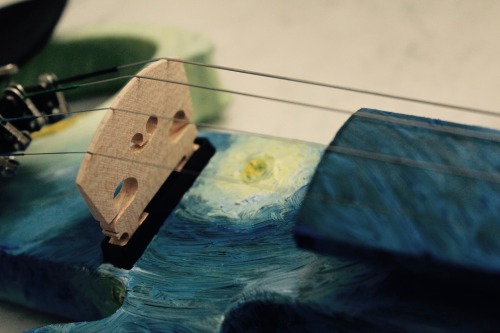 absinthefairy:animatostrings:absinthefairy:oil on cecilio electric violin next time, i’m adding lins