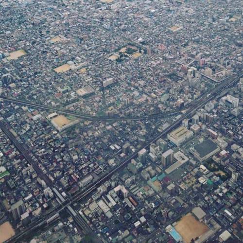 WELCOME TO THE JUNGLE!!! Osaka view from airplane. 伊丹空港にアプローチしてる時の写真。コンクリートジャングル。#welcometothejungle