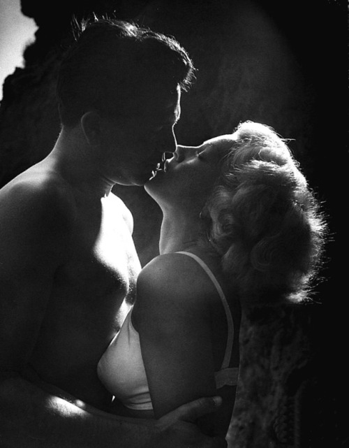 wehadfacesthen:Lana Turner and John Garfield in The Postman Always Rings Twice  (Tay Garnett, 1946)