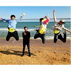 bewithbtob:  [PHEED POST] 131020 Peniel 부산 바다! 오예~~~ #부산  Busan Beach!! We’re sons of beaches~ ;) #sonofabeach #Busan   