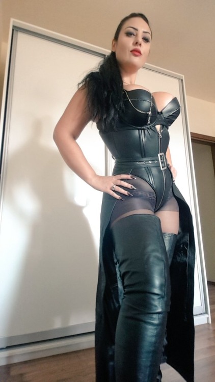 dany-oh00: Take a look at the perfect beauty of Goddess @Mistress_Ezada Sinn! And and take a look at