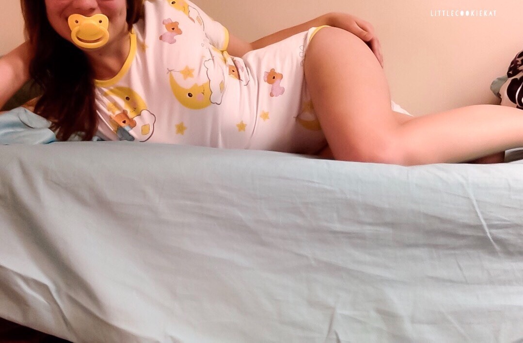 lilkinkycookie-princess: Smol and sleepy Baby Kat 😴🌙💛  Onesie and binki