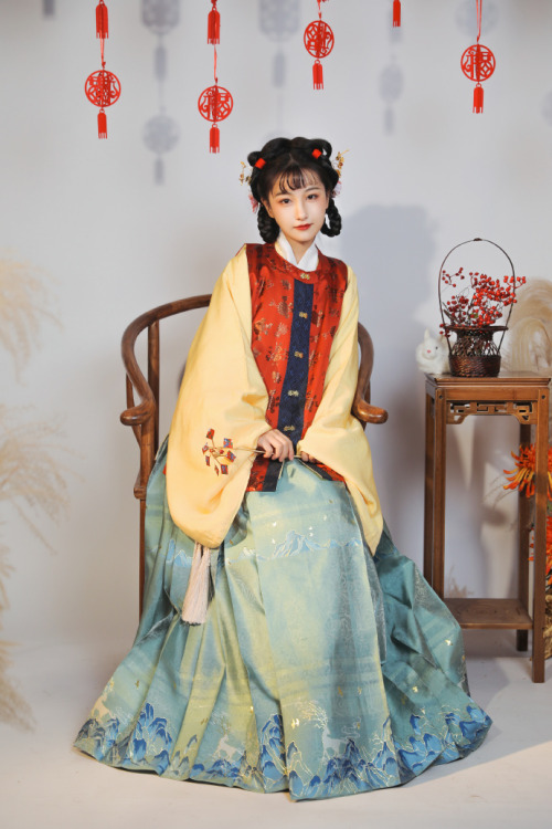 hanfugallery:chinese hanfu in spring festival vibe by 芸豆豆嗳 and 张为为_团子 Because it&rsquo;s the year of