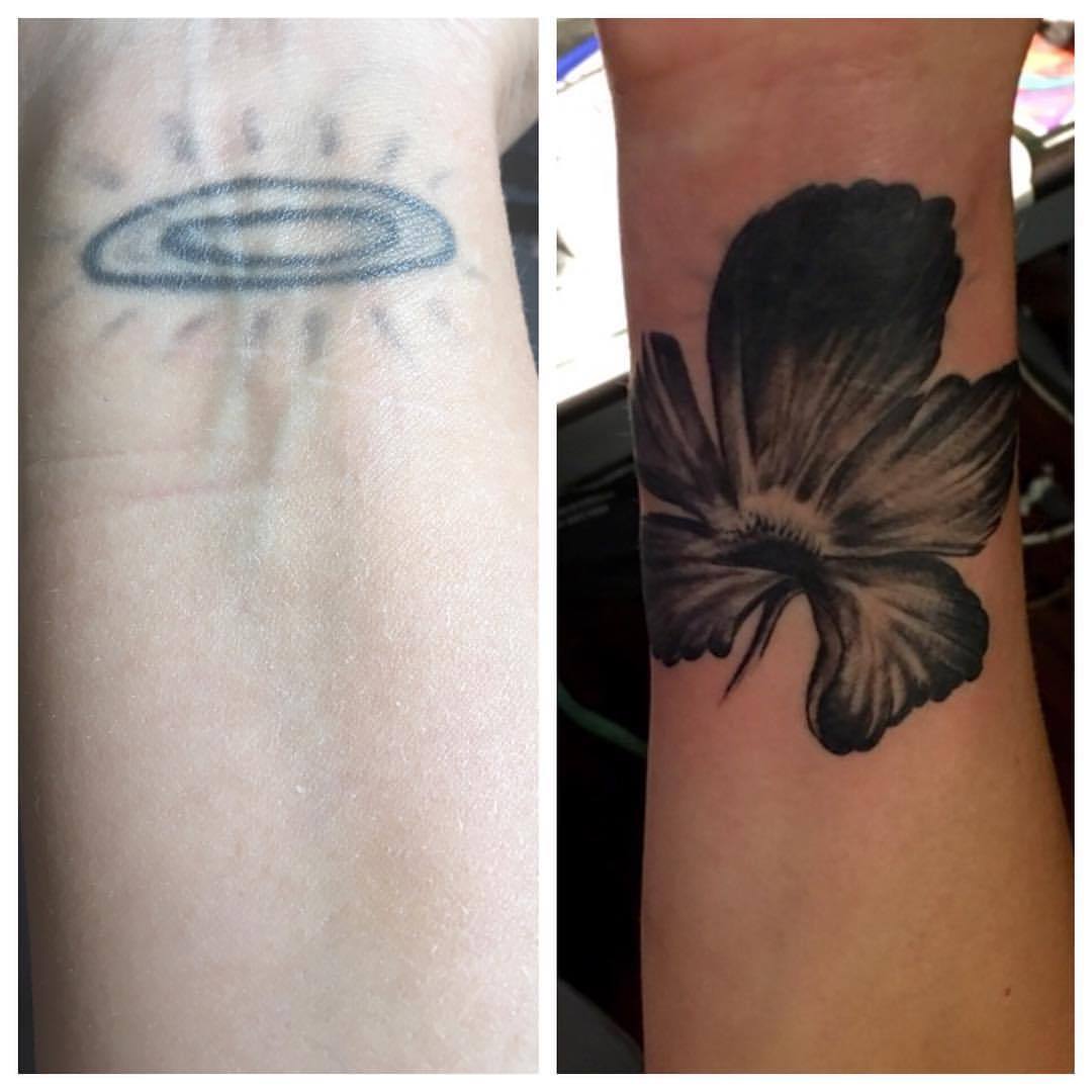Twitter  Wylde Sydes Tattoo  Body Piercing على تويتر Coverup Tattoo of  a black and gray lily By Lalo httpstco3UZuHLgjvj tattoo tattoos  ink inked wyldesydestattoo coveruptattoo tattoocoverup lilytattoo  flowertattoo 