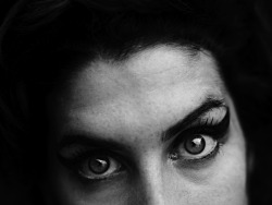 schwarzaufschwarz:  AMY WINEHOUSE by HEDI