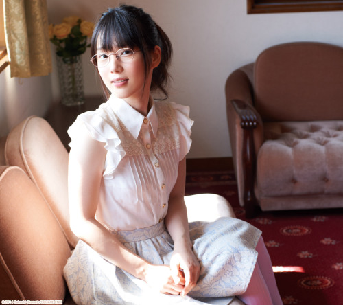 adios:  (via ﾔﾝｸﾞｶﾞﾝｶﾞﾝ ｹｰﾀｲﾒﾙﾏｶﾞ 待受けﾌﾟﾚｾﾞﾝﾄﾍﾟｰｼﾞ) メガネ I’m attracted by her arms, ぷにぷに感じ 