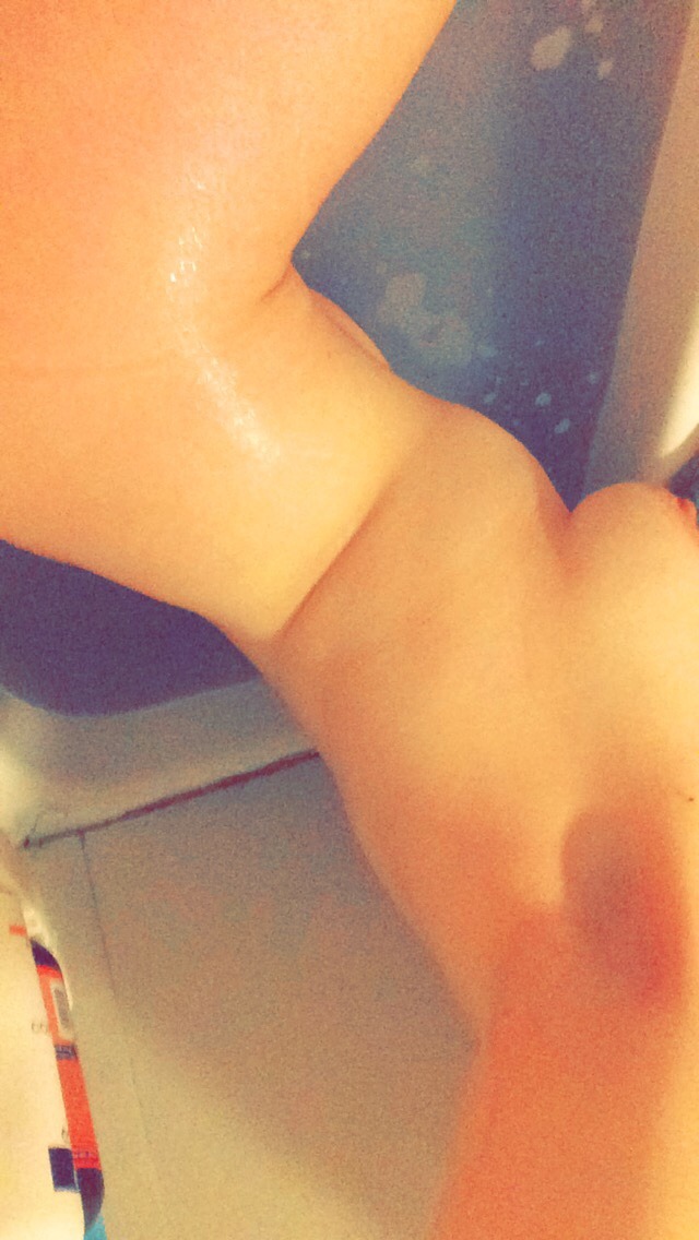 vallie-beuys:  Bath time snaps 👌ManyVids | Clips4Sale | Streamate | Twitter