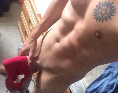 biblogdude:  straightdudesexting:  Straight Canadian stud  I’m down for some Straight Canadian cock. Bring it bro 